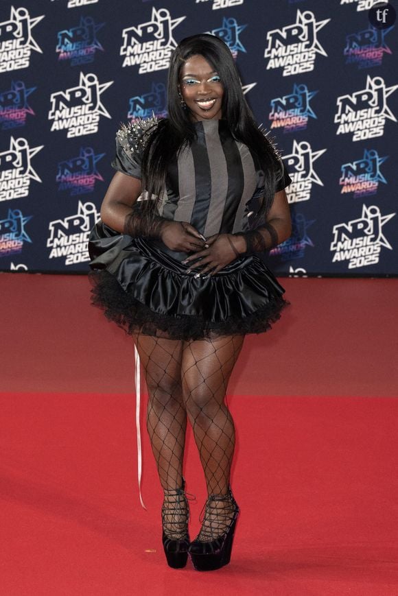 “Négresse” : le rappeur polémique Booba s’attaque à Theodora (chanteuse en vogue) et fait un énorme bad buzz