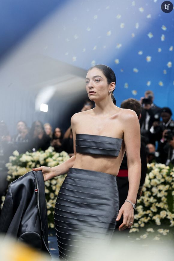Dazed l'énonce en abordant les déclarations controversées de Lorde : "Certaines personnes ont des problèmes avec leur contraception. Elles regrettent qu'on leur ait prescrit cette méthode à un jeune âge, par négligence, pour faire face à chaque problème qu'elles ont signalé à leur médecin. La situation actuelle est extrêmement regrettable, mais cela ne change rien au fait que certaines personnes sont insatisfaites de leur contraception et souhaitent une amélioration. Elles ne sont pas des femmes traditionnelles du mouvement MAGA pour exprimer cela. Si la gauche était intelligente, nous nous attaquerions à ces problèmes de front, avant que la droite ne le fasse".
Pictured: Lorde