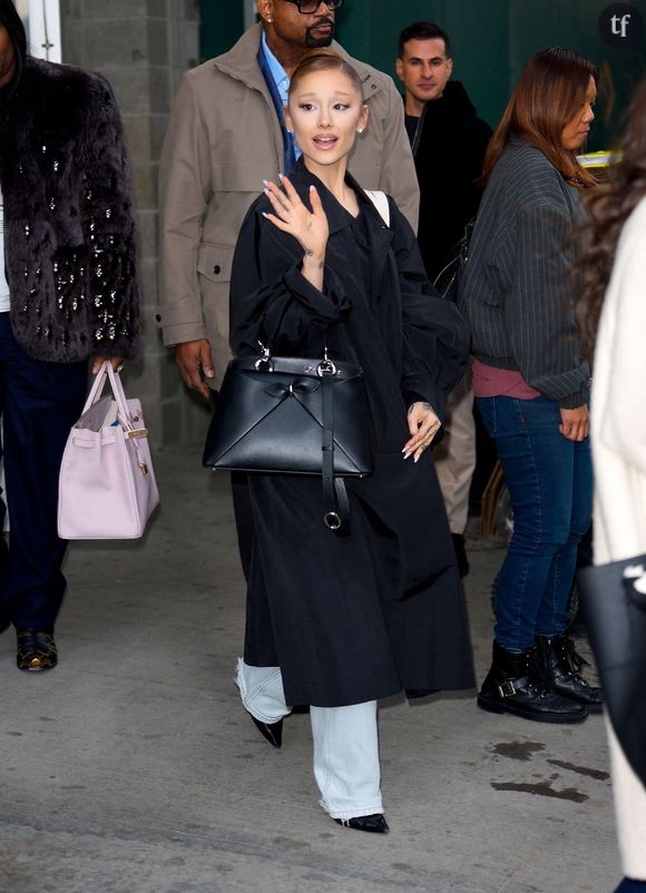 Ariana Grande fait un burn out en plein red carpet. Fatiguée par les journalistes et les photographes, la superstar de Wicked en appelle au calme et est à deux doigts de fondre en larmes.