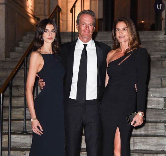 Bras dessus bras dessous, le couple pose pieds nus dans le sable, dans un décor paradisiaque. En légende de sa publication, Cindy Crawford a tenu à faire une belle déclaration à sa moitié : "Joyeux anniversaire @randegerber. 27 ans avec cet homme incroyable ! Je me sens bénie de t'avoir à mes côtés pour tous les hauts et les bas que la vie apporte." Elle poursuit son tendre message : "Je suis reconnaissante de ta force et ta protection envers moi et @presleygerber et @kaiagerber. Espérons que ça ne soit que le début ! Je t’aime".