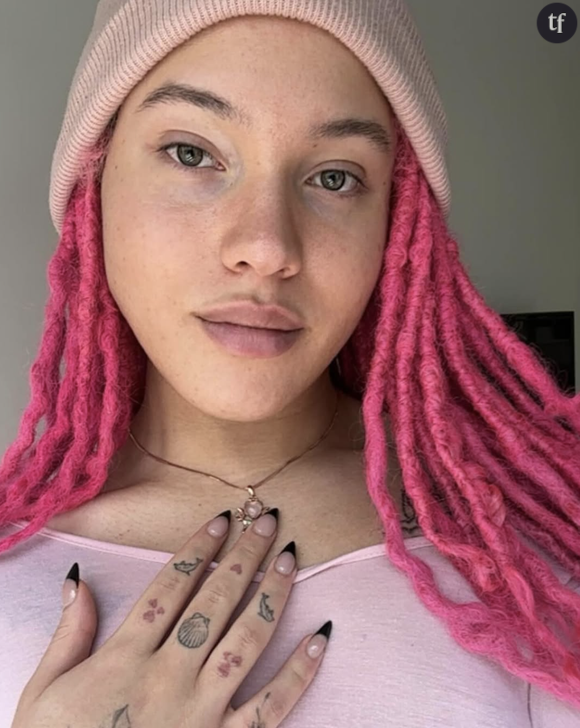 C'est dans un entretien accordé au magazine Them le 29 avril que la jeune femme de 29 ans s'est confiée sur sa transition de genre.