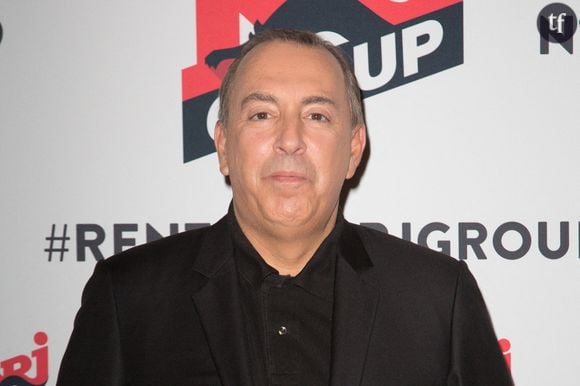 L'animateur est accusé par Simon de lui avoir demandé des photos dénudées et d'avoir été tactile