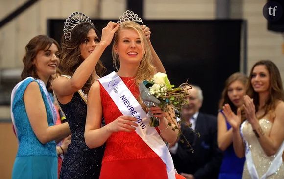 Alors que le livre Miss France, du rêve à la réalité d'Hubert Guérin suscite la polémique, en rapportant des violences sexistes et sexuelles subies par des candidates, Ludivine Langlois, miss Nièvre 2016, rend public des faits de harcèlement sexuel dont elle a été victime lors de sa participation à l'élection de Miss Bourgogne. La reine de beauté est d’abord sortie du silence auprès du Parisien, dimanche 7 septembre, la veille de la parution du livre choc, avant de livrer son récit au micro de Tout beau, tout n9uf sur W9 le lundi 8 septembre. 

Un témoignage choc

Dans ce livre qui secoue l'univers Miss France, Hubert Guérin, ancien attaché de presse de Geneviève de Fontenay, dévoile la face cachée du concours de beauté, notamment des faits de violences sexuelles, remontant au tournant des années 1990 et 2000, dont auraient été victimes une dizaine de candidates. Des révélations qui ont provoqué une vague de réactions. Parmi elles, Ludivine Langlois, élue Miss Nièvre en 2016 et ex-candidate à Miss Bourgogne, dénonce des faits de harcèlement sexuel. 

"Les accusations d’Hubert Guérin ont fait remonter des souvenirs enfouis", déclare-t-elle dans les colonnes du Parisien. "Il y a un vrai souci au niveau des comités départementaux et régionaux, regrette-t-elle. Ce sont des bénévoles pour la plupart. Il y a un manque de contrôle." D’après nos confrères, qui ont pu consulter les messages envoyés à Ludivine Langlois, on peut lire : "Tu es toujours vierge, Ludivine ?", "Jolies gambettes", "Tu te doutes qu’elles me font rêver", "Tu sais des fois en tenue sexy tu ne me laisses pas insensible lol".
