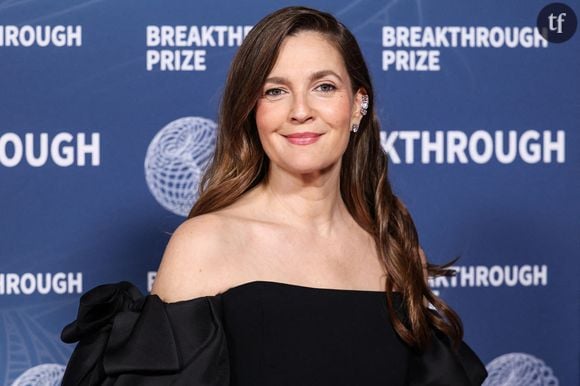 Un message inspirant

"Il n'y a pas lieu d'avoir peur", a-t-elle ajouté sur Instagram, inspirant d'autres personnalités. "Il nous en faut plus", commente la comédienne Bella Thorne, "Oui. Mille fois oui ! Quelle chance nous avons d’être en vie pour faire tout ça", abonde l'actrice Giovanna Fletcher. Les internautes aussi l'ont remercié pour ce message : "Vieillir est la preuve que nous sommes toujours là", "Merci Drew, ce n'est pas toujours facile de s'en souvenir", "Merci, j'en avais vraiment besoin". Son post a largement trouvé écho puisqu'il a été liké par plus de 2 millions de personnes. En défendant cette acceptation du temps qui passe et du vieillissement, Drew Barrymore contribue à faire évoluer le regard porté sur l’âge à Hollywood.