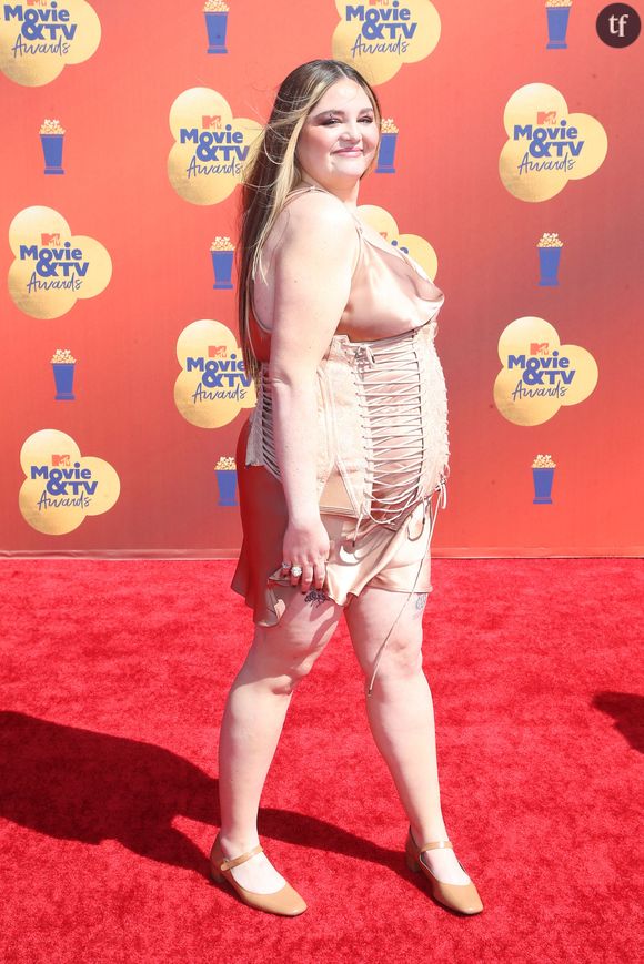 Star et révélation de Too Much, la nouvelle série de Lena Dunham (Girls), Megan Stalter pose fièrement en soutien gorge "american flag" sur la couv de GLAMOUR. Et s'impose en égérie body positive générationnelle, sexy et drôle, acclamée par Cara Delevigne et Charli xcx.