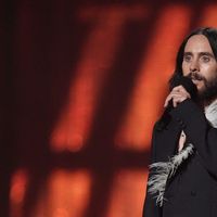Jared Leto est accusé d'être un prédateur sexuel par 9 femmes, mais ses fans célèbrent son grand retour sur le tapis rouge