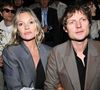 Dans les commentaires d’une vidéo postée sur le média américain Enews, les internautes attaquent Kate Moss : “Les médocs n’arrangent pas, c’est pathétique”, “Elle vieillit mais son visage a l’air crispé”, “On dirait qu’elle a envie de faire caca”, “drogues”, “Elle doit prendre des médocs qui lui donnent des spasmes comme des antidépresseurs” ou encore “Il n’y a rien d’attirant chez elle à son âge”.