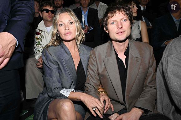 Dans les commentaires d’une vidéo postée sur le média américain Enews, les internautes attaquent Kate Moss : “Les médocs n’arrangent pas, c’est pathétique”, “Elle vieillit mais son visage a l’air crispé”, “On dirait qu’elle a envie de faire caca”, “drogues”, “Elle doit prendre des médocs qui lui donnent des spasmes comme des antidépresseurs” ou encore “Il n’y a rien d’attirant chez elle à son âge”.