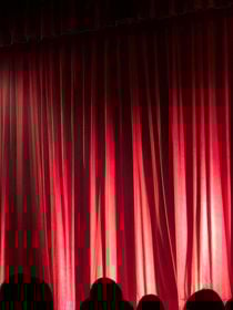 "Ils m’ont proposé de devenir mes coachs sexuels" : la directrice accusée de violences sexuelles, cette école de cinéma parisienne ferme ses portes