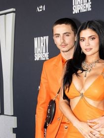 Hyper sexualisée ou juste sexy ? Kylie Jenner pose en bikini pour fêter 2026 et les misogynes dénoncent une "culture du vide"