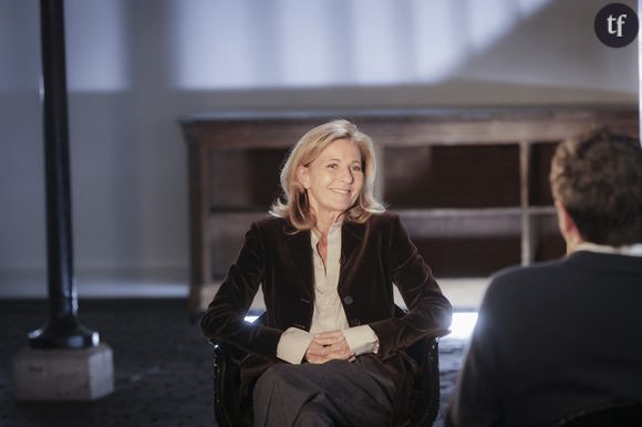 C'est sur le plateau de C l'hebdo que Claire Chazal a confié l'actualité de sa vie amoureuse : un quotidien de femme et de mère solo, qu'elle assume. Elle relate : "Ce n’est pas très grave. Être une femme seule ne me pose aucun problème. L’amour est devenu lointain"
