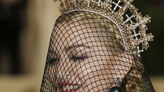 "Trop âgée pour être sexy", "Mamie en sous-vêtements" : Madonna pose en culotte sur ces photos et les réacs âgistes sont de sortie