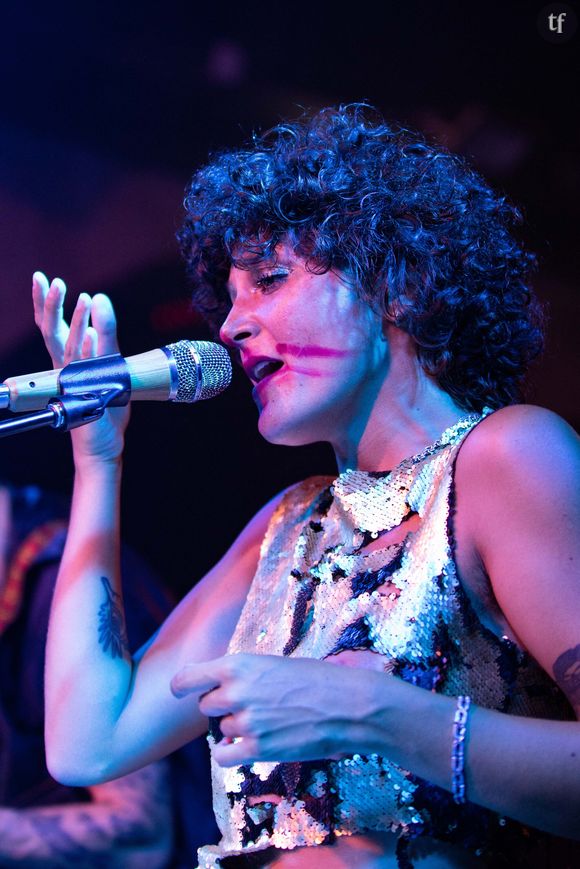 Avant de choisir... D'ôter son haut, et de finir le reste du concert, complètement topless. Assénant ainsi, comme le rapportent nos confrères du Parisien : "Vous allez regarder mes seins jusqu’à la fin du concert et à la fin vous verrez, ça ressemblera plus à du sexe". Mais derrière cette punchline, s'énonce un geste riche de sens, et une iconographie hyper féministe.