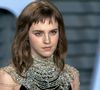Emma Watson et le mouvement #MeToo
L’affaire Weinstein éclate en octobre 2017, lorsque plusieurs actrices accusent le célèbre producteur de harcèlement, agression sexuelle et viol. Parmi elles : Ashley Judd, Rose McGowan ou encore Angelina Jolie. Le scandale déclenche une onde mondiale, donnant naissance au mouvement #MeToo. En 2020, Harvey Weinstein est condamné à 23 ans de prison. Il devient le symbole de l’impunité brisée dans l’industrie du cinéma.
Emma, devenue ambassadrice de l’ONU et figure du mouvement #MeToo, a depuis fortement condamné Weinstein et soutenu les victimes. Elle a déclaré : "Je suis aux côtés de toutes les femmes qui ont été victimes de harcèlement sexuel et je suis impressionnée par leur courage", avant d'ajouter : "Dans ce cas précis, ce sont des femmes qui ont été touchées, mais je soutiens également tous les hommes, et toute personne, qui ont subi du harcèlement sexuel." L'actrice a par la suite versé en son nom propre un million de livres (1 130 000 euros) à la création d'un nouveau fonds contre le harcèlement sexuel.
