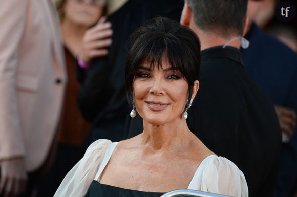 Kris Jenner rajeunie
À presque 70 ans, la doyenne du clan Kardashian paraît plusieurs décennies de moins, et ressemble de plus en plus à ses cinq filles. Son nouveau visage ultra-lisse et ses pommettes rehaussées ont affolé la toile en mai dernier. "J’ai cru que c’était sa fille", "Qui est ton chirurgien ?" À chaque nouvelle apparition ou photos publiées sur son compte Instagram, les commentaires sur sa transformation fusent. Et force est de constater que la star affiche une apparence rajeunie. Kris leur a rapidement dévoilé son secret : le docteur Steven M. Levine, un médecin basé à New York, le "maestro du lifting".
Pictured: Kriss Jenner