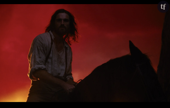 Au delà de ces accusations, le film souffre des critiques qui jugent cette adaptation infidèle à l’oeuvre originale. Le film est vu pour certains critiques de cinéma comme « un produit marketing extrêmement lisse qui cherche à créer les nouveaux Roméo et Juliette de la génération TikTok ».