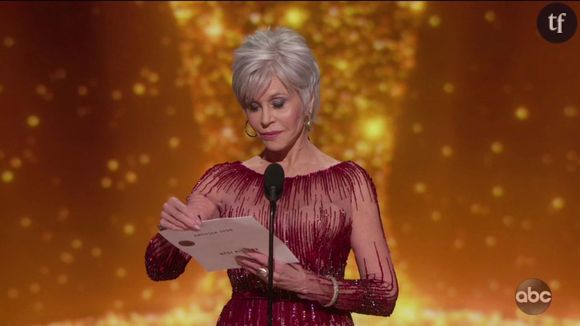 La vedette a dévoilé ses cheveux gris pour la première fois lors de la soirée des Oscars en 2020. D'autres célèbres actrices ont suivi le mouvement en assumant leurs racines grisonnantes ou leurs mèches blanches sur les tapis rouges, à l'instar de Kristin Scott Thomas, Sharon Stone, Andie MacDowell ou encore Sarah Jessica Parker. Jane Fonda n'a jamais caché avoir eu recours à la chirurgie esthétique, mais a déclaré à Vogue regretter son lifting : "J’ai arrêté parce que je ne veux pas avoir l’air déformée. Je n’en suis pas fière".