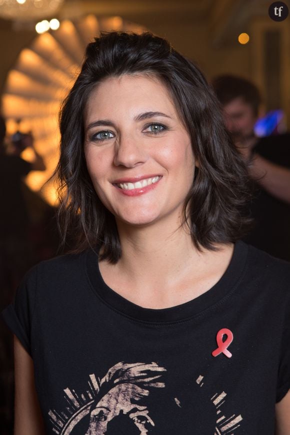 Cette fétichisation et hyper sexualisation des personnalités télévisuelles féminines est bien réelle. Animatrices météo, présentatrices diverses, toutes subissent quantité de remarques déplacées et libidineuses sur leur tenue, leur coiffure, leur silhouette, vous avez compris la chanson. Quand elles ne sont pas cyber-harcelées, insultées. On ose par exemple imaginer les DMs dont fait l'objet Léa Salamé, personnalité qui est loin de faire l'unanimité. Ce qui n'excuse pas le sexisme primaire.