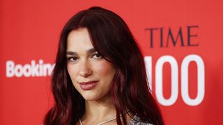 "La personne la plus sexy du monde" : Dua Lipa dévoile ses abdos sculptés dans un mini bikini léopard et rend fous les internautes
