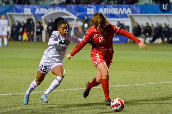 Il a été interpellé suite à un autre fait accablant : ce quinquagénaire se serait fait passer pour un médecin de la Fédération française de football (ou FFF) dans le but... de dérober les sous-vêtements de deux joueuses, avant le match de championnat de France féminin Dijon - Saint-Etienne. Et ce en utilisant un faux logo de la célèbre fédération. Un stratagème qui s'est soldé par un échec, résolution heureuse pour la sécurité des sportives.