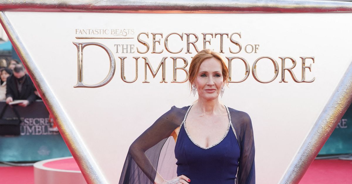 "Misérable conne", "pathétique", "une honte" : J.K. Rowling célèbre une décision juridique transphobe et reçoit le soutien d'Elon Musk