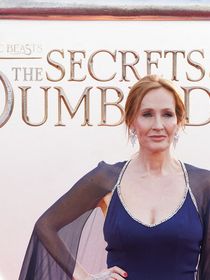 "Misérable conne", "pathétique", "une honte" : J.K. Rowling célèbre une décision juridique transphobe et reçoit le soutien d'Elon Musk