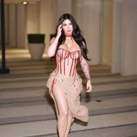 "Méconnaissable" : ce sex symbol des années 2000 ose un look très "hot" pour Halloween mais les haters jugent son physique