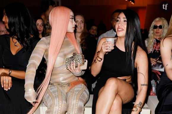 Lourdes Leon au front row 

La nepobaby a assisté au défilé Roberto Cavalli lors de la Fashion Week de Milan printemps-été 2026, au premier rang, aux côtés de la chanteuse Ice Spice et de Natalia Diamente Bryant, la fille de Kobe Bryant. La jeune femme portait une robe noire cut out, avec une fente vertigineuse à hauteur de cuisse et une découpe allant de sa hanche au haut de ses côtes. Elle avait accessoirisé son look de bijoux en or serpent et d'un mini sac à main noir et or, en écho à l'univers de la collection du créateur.