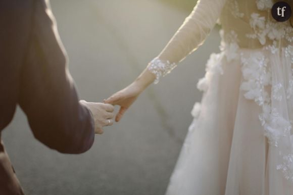 En apprenant que la mariée a une fille, qui plus est âgée de 15 ans, la famille du marié s'étonne...et juge.