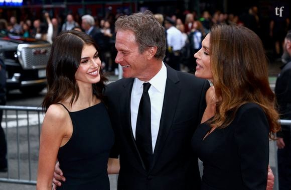 "On dirait qu'ils sortent ensemble", "elle a l'air mal à l'aise" : cette vidéo de Kaia Gerber et son père choque les internautes