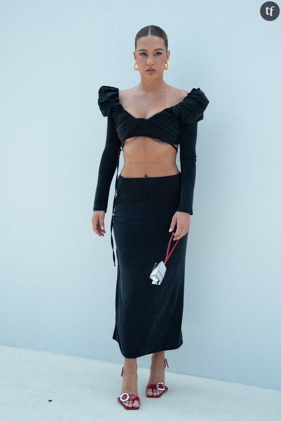 Adèle Exarchopoulos dévoile un nouveau visage pour Harpers. Revue historique, connue pour avoir immortalisé les stars les plus glamour de l'histoire. Et la comédienne y apparaît mystérieuse, spleenétique, avec, c'est étonnant... Un faux air de Charli xcx. Popstar phénoménale, reine de l'hyperpop et du brat summer, connue pour ses chorégraphies sulfureuses, son goût de l'électro et des parties sans fin. Sourcils, spleen, parfum de souffre, de fièvre, âge : les deux superstars ont beaucoup en commun sur ces clichés.