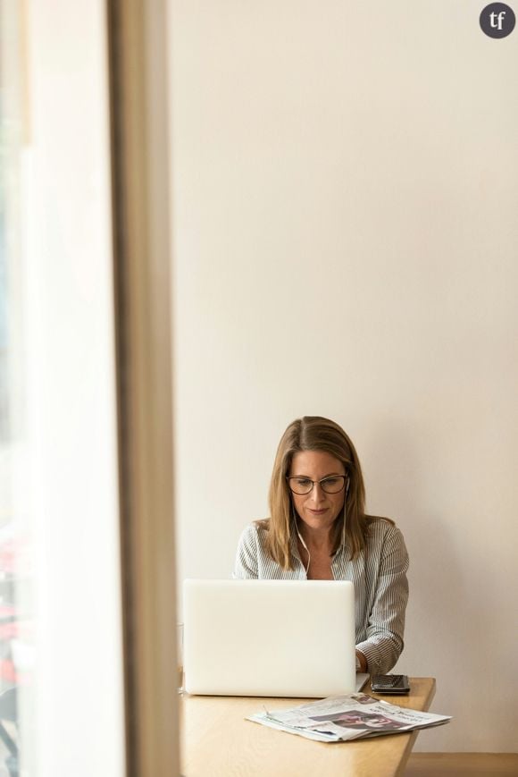 Les interruptions de carrière, le travail à temps partiel et les salaires inférieurs à ceux des hommes retardent l’accès au taux plein de retraite. Lorsqu’elles perdent leur emploi, beaucoup peinent à rebondir et se retrouvent sans ressources pendant plusieurs années, avant de pouvoir faire valoir leurs droits. Certaines doivent alors puiser dans leurs économies, dépendre de leur conjoint ou retourner vivre chez un proche.