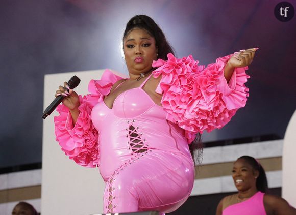 En concert au Outloud Music Festival, Lizzo fait entendre ses sonorités feel good et donne la à ses mouvements énergiques... Cependant, les spectateurices n'oublient guère les accusations accablantes qui entâchent sa carrière. Et ravivent ces allégations sur les réseaux sociaux...