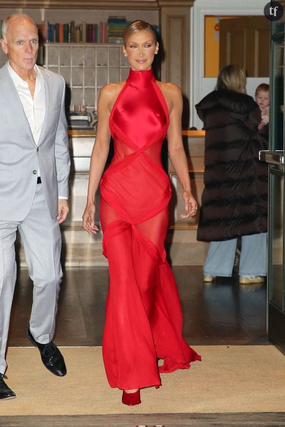 Si certains la trouvent "magnifique" et même "à couper le souffle", les plus rétrogrades jugent sa tenue "tchip" et "vulgaire" en raison de la vue de ses tétons.