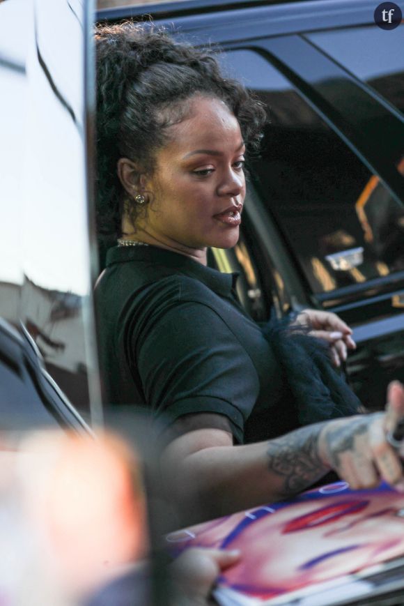 Rihanna se dévoile lors d'une rare apparition. L'occasion pour ses fans de s'assurer du bien-être de l'artiste, mais ses haters hélas ne l'entendent pas de la même oreille.