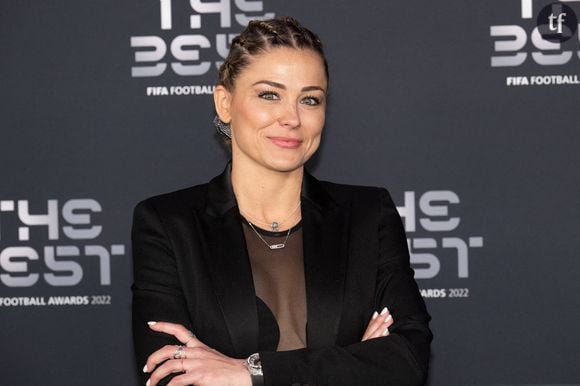 Certains reprochent à l'ex-footballeuse de vouloir attirer l'attention : "Elle sait très bien ce qu'elle fait", "Elle veut gagner des abonnés". D'autres poussent le sexisme encore plus loin et font même dans le mom-shaming : "Elle aurait pu mettre un string plutôt que cet immonde maillot grand mère…", "Dire qu'elle est mère de famille". 

La double peine des sportives

Révélateurs du sexisme ambiant dans le milieu du sport, ces commentaires sont loin d'être un cas isolé. À chacune de ses apparitions à l'écran, l'ancienne joueuse de football professionnel est la cible de remarques misogynes, comme de nombreuses autres femmes dans le sport. Le sexisme dans le sport féminin s'exerce autant sur le terrain que sur les réseaux sociaux. La championne de tennis Alizé Cornet en a également fait les frais. "C'est vrai pour n'importe quel sport : aux garçons, on demande juste d'être efficaces. Au foot, de marquer des buts, au tennis de gagner des matchs. Mais chez une fille, il faut être efficace et en plus être jolie, féminine. C'est complètement absurde", dénonçait-elle auprès de TF1 en 2017.