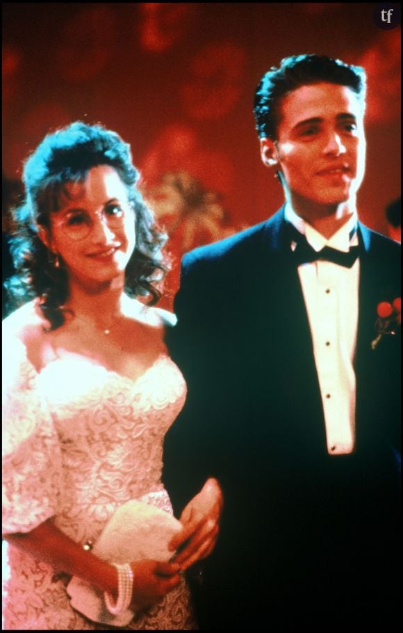 GABRIELLE CARTERIS n'a pas dit son dernier mot. Star de la série Beverly Hills, l'un des incontournables de nos chères années 90, la comédienne n'avait que la vingtaine lorsque producteurs et scénaristes l'ont clairement incité à aligner les séquences en bikini. Pour aucune réelle raison, bien entendu. Dans le podcast I Choose Me, elle envoie valdinguer ce sexisme ordinaire et met les points sur les i.