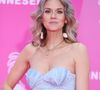 Hilarie Burton est magnifique de spontanéité et de naturel sur le tapis rouge de Cannes Séries. L'actrice culte des Frères Scott s'est dévoilée dans une radieuse robe bleue, un grand sourire aux lèvres, et, subtilement notables, des mèches grisonnantes sur le front.