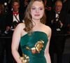 "Telle mère telle fille", "Très naturelle" : Mia Threapleton, la fille de Kate Winslet éblouit les fans de Wes Anderson et de l'actrice hollywoodienne. Florilège de réactions chipées lors de l'émoi de l'actrice, bouleversée par l'accueil triomphant du film : "C'est tellement le portrait craché de sa maman", "C'est fou à quel point elles se ressemblent", "J'ignorais que Kate Winslet avait eu le temps d'être maman et en outre que sa fille a déjà 25 ans ! Beaucoup trop d'informations d'un coup !". Des commentaires illustrant des images émouvantes, celles d'une actrice en larmes.