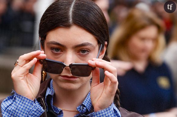 Les paroles les voici : "Il y a de la chaleur sur le trottoir, mon mercure monte/Je ne sais pas si c'est l'amour ou l'ovulation/Quand on tient un marteau, tout ressemble à un clou". Lorde n'a pas le temps pour le symbolique, elle privilégie l'explicite.