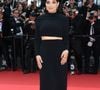 La chanteuse a opté pour une robe mini noire, perchée sur des talons à bout carré blancs.