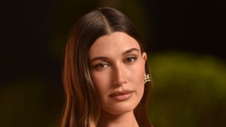 "J'ai cru que j'allais mourir, c'était effrayant" : Hailey Bieber brise le silence sur son post partum douloureux