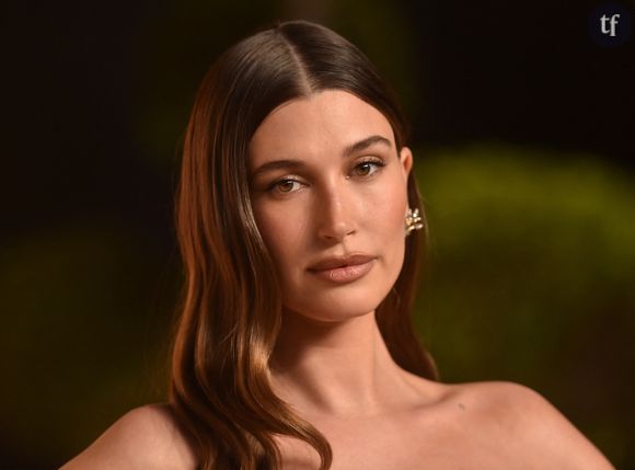 "J'ai cru que j'allais mourir" : Hailey Bieber brise le silence sur son post partum et son accouchement