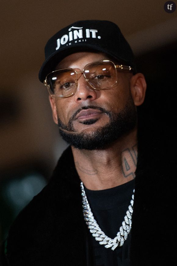 Booba attaque Alex Hitchens et l'accuse d'être un "influvoleur", c'est-à-dire d'être un arnaqueur. Il dénonce aussi les attitudes et propos que le Youtubeur adopte envers les femmes.